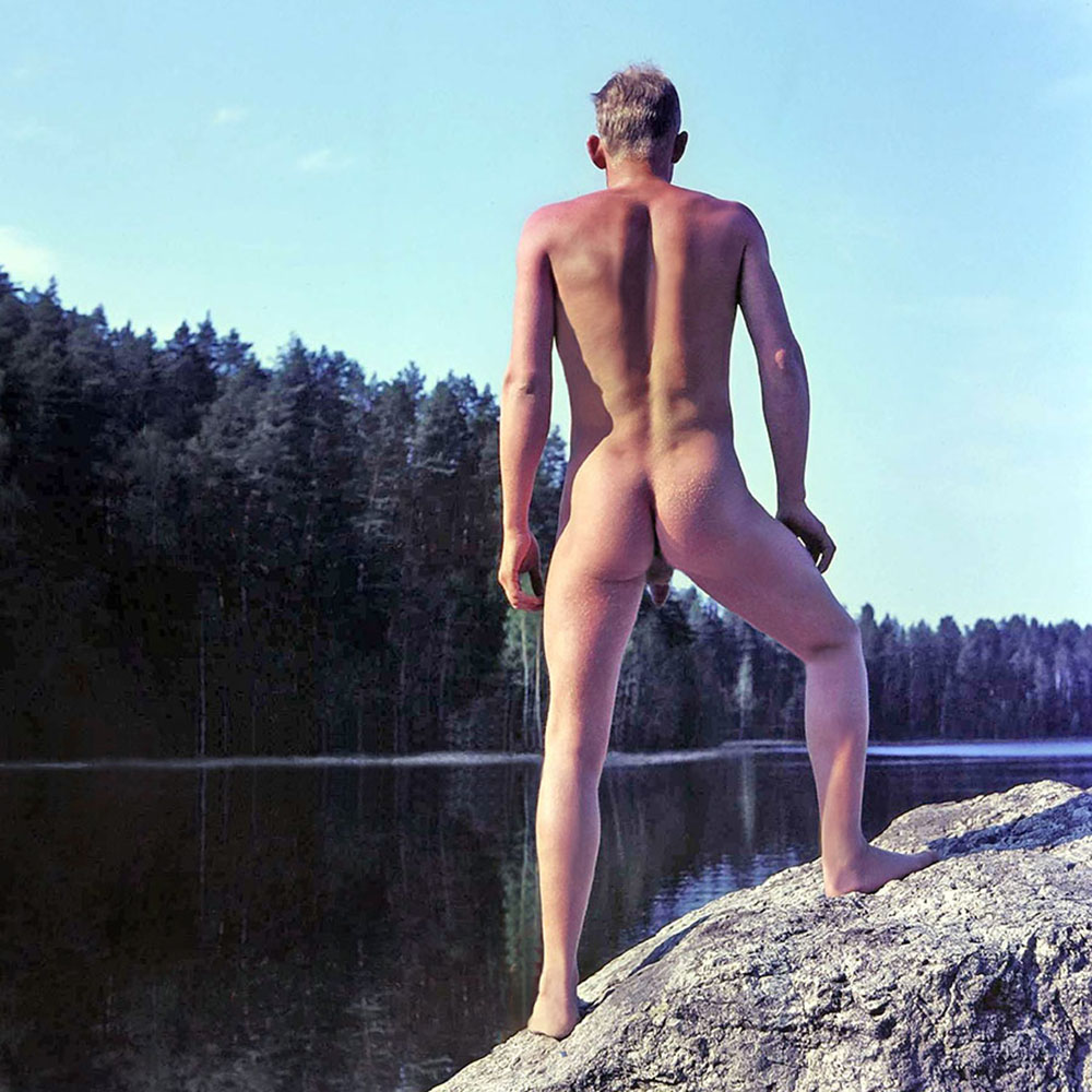 Nackt und frei in der Natur - Nackter Mann bei einer Nordlandfahrt, Skandinavien